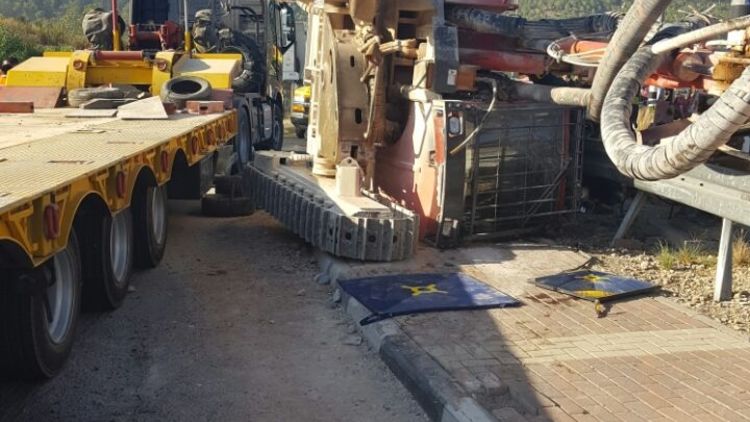 טרקטור שנפל ממשאית ופגע ב- 2 הולכי רגל בכביש 446 סמוך לחשמונאים