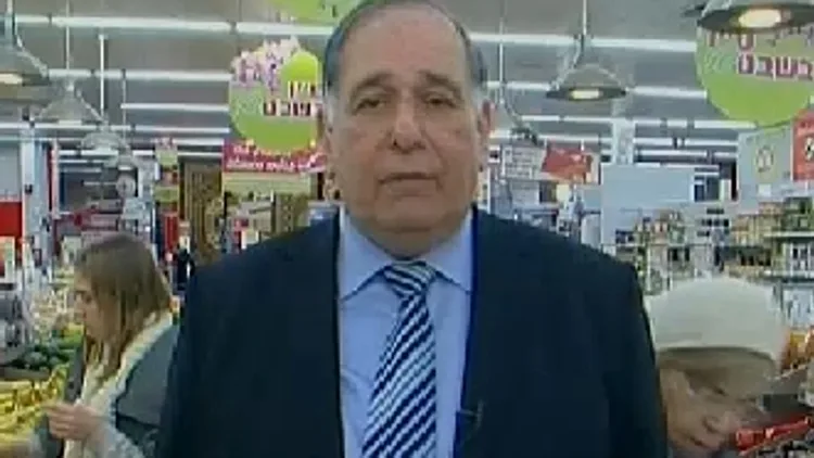 ראש העיר חיפה עומד במרכול בדרישה להורדת מחירים