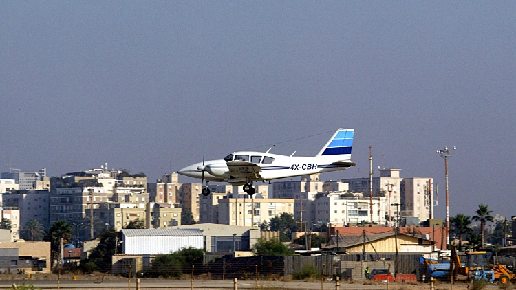 מטוס קל בשדה דב