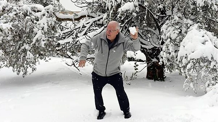 נשיא המדינה ראובן ריבלין משחק בשלג בירושלים