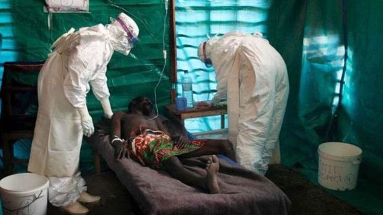 רופאים מטפלים בחולה אבולה באפריקה