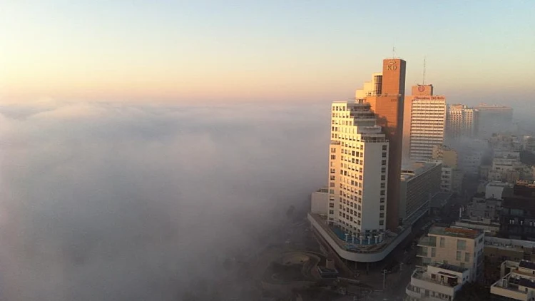 ערפל מעל טיילת תל אביב