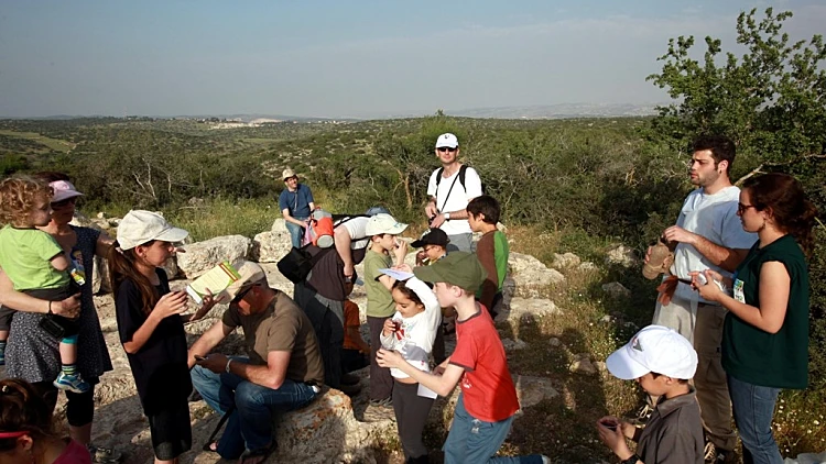 מטיילים בפארק עדעולם של קק"ל