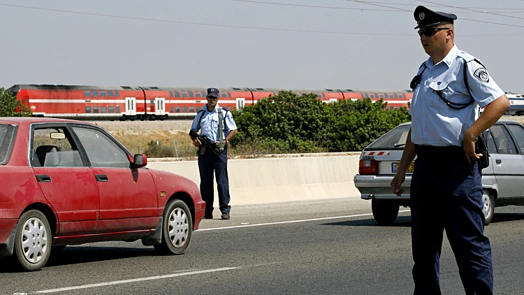 שוטרים מכוונים את התנועה ליד באיזור העיר לוד
