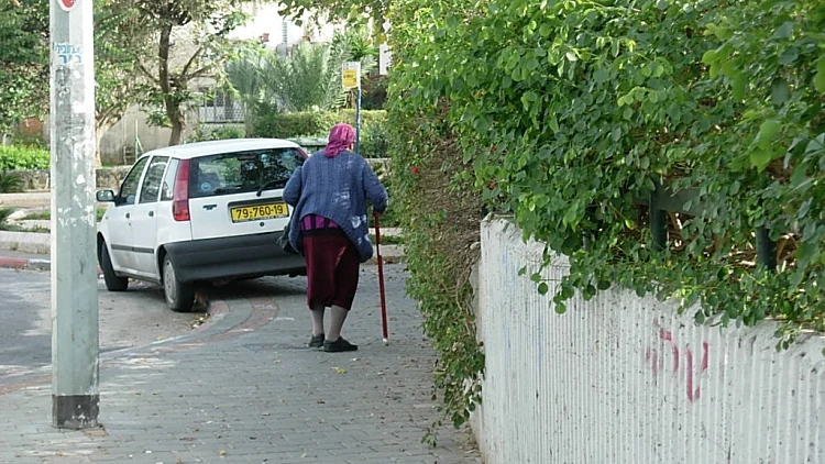 מכונית חונה על מדרכה