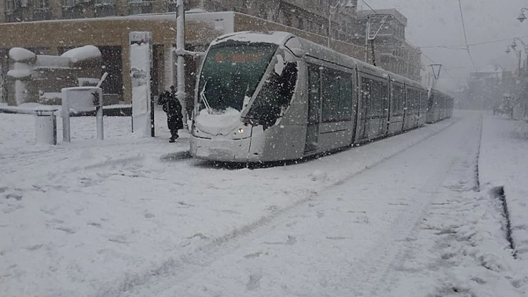 רכבת תקועה בשלג בירושלים