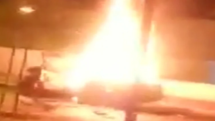תיעוד של רכב בוער בעקבות פיצוץ באשקלון