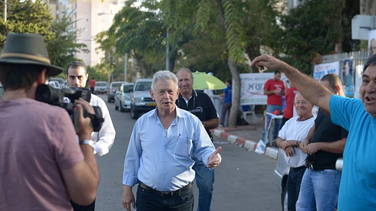 צבי צילקר מגיע להצביע בבית ספר שחר באשדוד