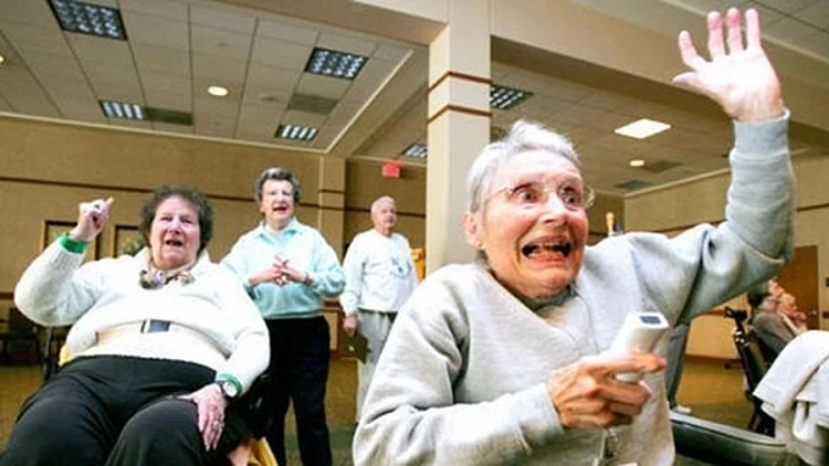 תמונה של זקנים משחקים בקונסולת Wii של נינטנדו