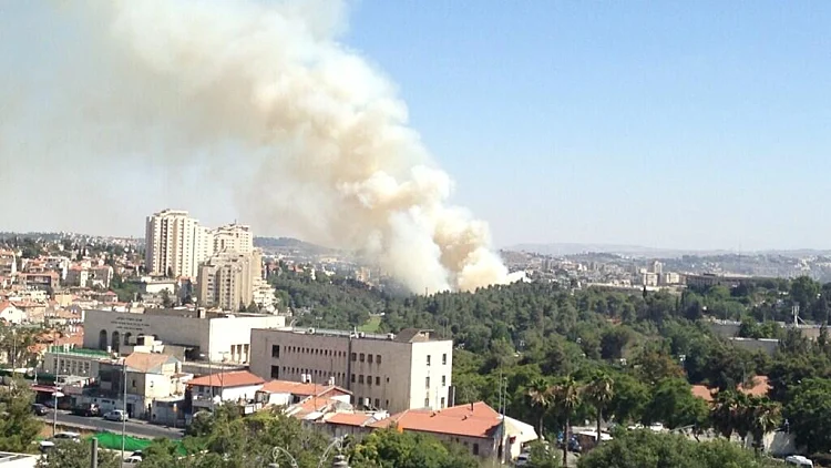 שריפה גדולה פרצה ליד משכן הכנסת, האזור פונה