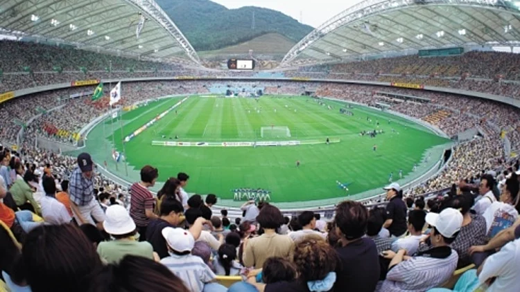 תמונה אילסטרטיבית - פנורמה של איצטדיון כדורגל מלא. היציעים מלאים באוהדים