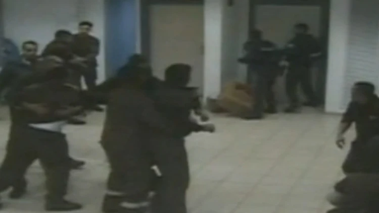 אסירים תוקפים סוהרים בכלא רמון (ארכיון)