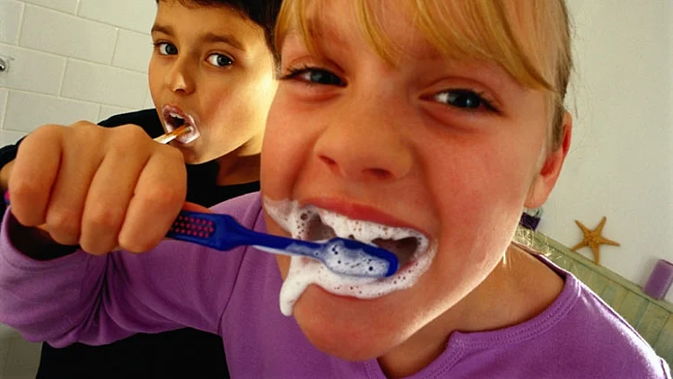 ילדים מצחצחים שיניים