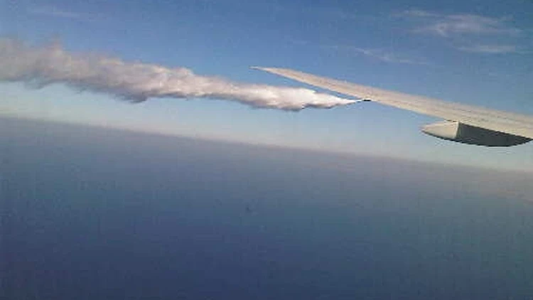 עשן יוצא מכנף המטוס