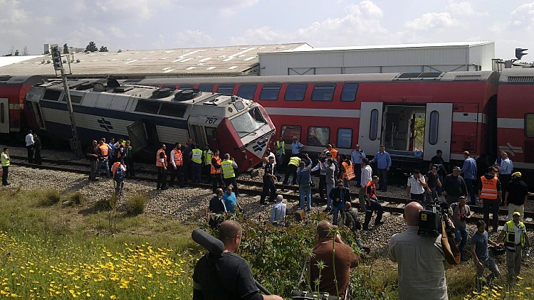 שתי רכבות התנגשו ליד נתניה: 59 נוסעים נפגעו