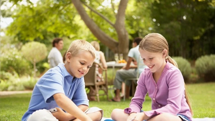 ילדים עושים פיקניק בדשא