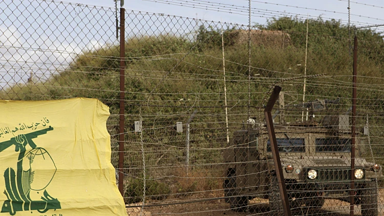 צה"ל בגבול לבנון ליד שלט של חיזבאללה