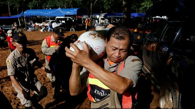 ניסיונות החילוץ של קבוצת כדורגל שנתקעה במערה בצפון תאילנד ,רויטרס