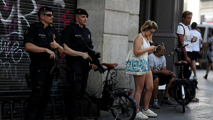 שוטרים חמושים בברצלונה לאחר הפיגוע הרצחני בעיר