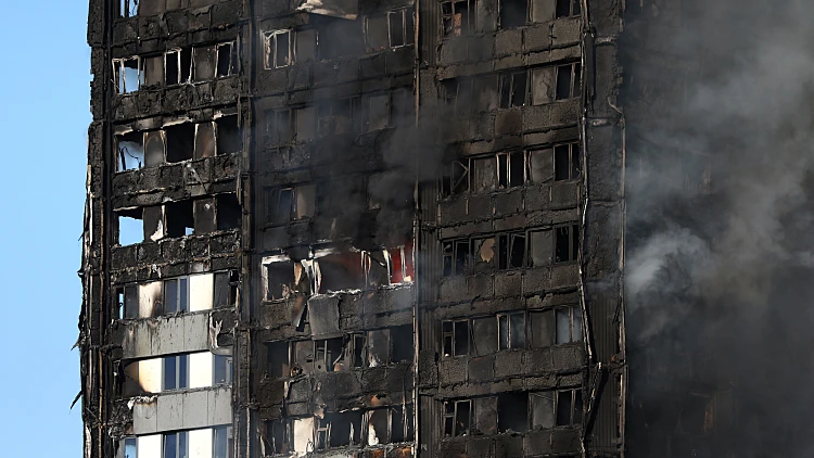שריפה בבניין מגורים מגורים במערב לונדון