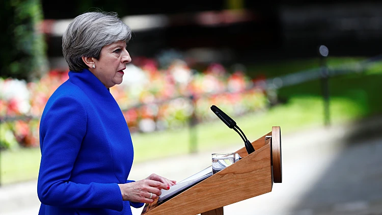 ראשת ממשלת בריטניה, תרזה מיי, מוסרת הודעה לתקשורת אחרי הבחירות במדינה