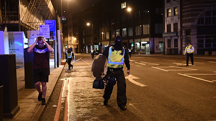 שוטרים באזור גשר לונדון לאחר הפיגוע שבוצע עליו