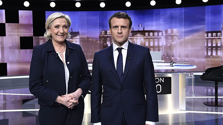 המועמדים לנשיאות צרפת, עמנואל מקרון ומארין לה פן, לפני העימות הנשיאותי ביניהם