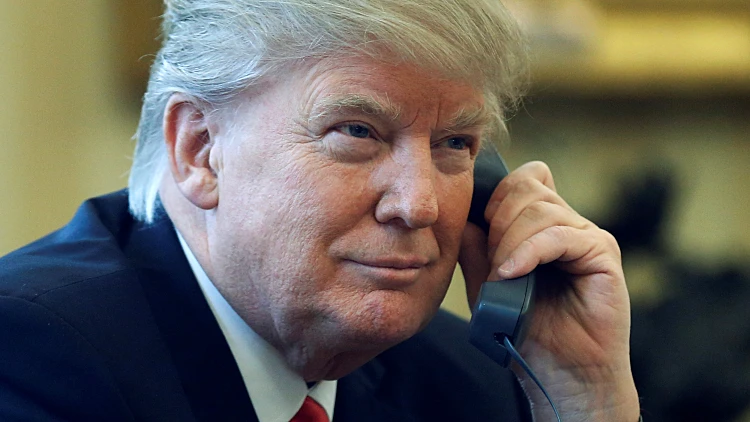 הנשיא האמריקני דונלד טראמפ משוחח בטלפון