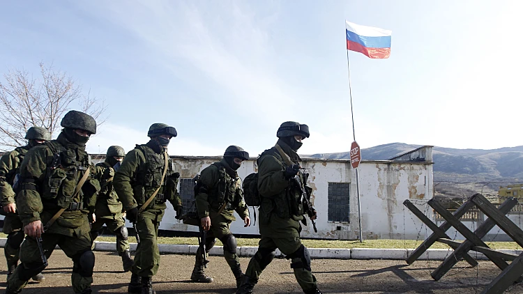 חיילים רוסים צועדים במחנה פריבלנויה, ליד סימפרופול, בחצי האי קרים