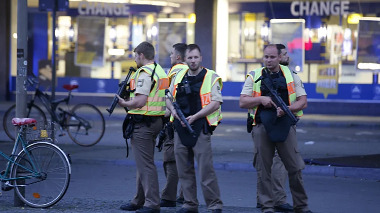 שוטרים גרמנים מחוץ לתחנת הרכבת המרכזית במינכן בעקבות אירוע הירי בקניון "אולימפיה" בעיר