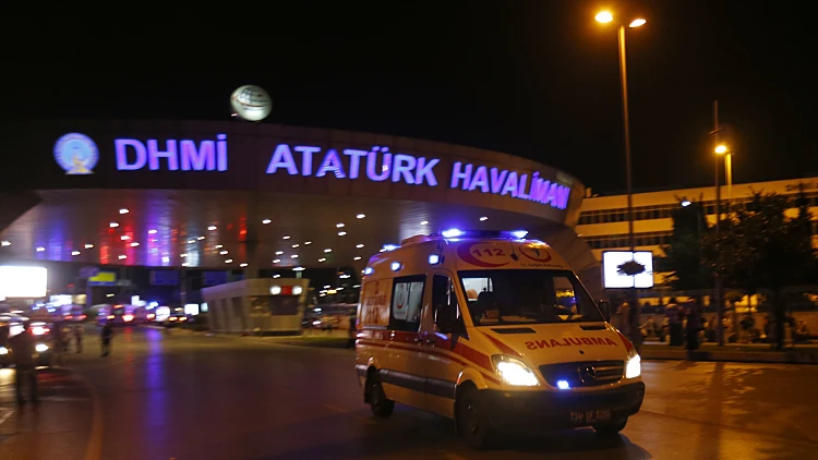 אמבולנסים בשדה התעופה אתאטורק באיסטנבול, לאחר הפיגוע