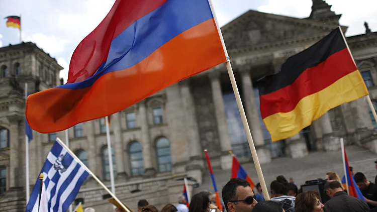 תומכי ההכרה ברצח העם הארמני מפגינים מחוץ לבניין הבונדסטאג בברלין