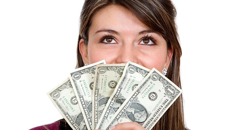 אישה שמחה עם דולרים