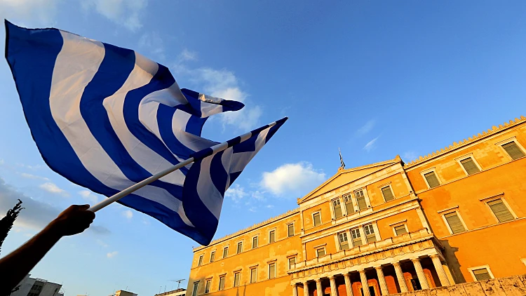 דגל יוון מונף מול הפרלמנט באתונה