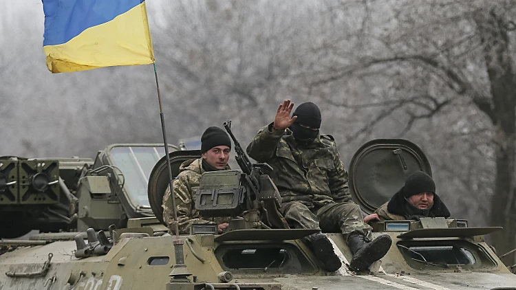 כוחות צבא אוקראינה במזרח המדינה עם דגל