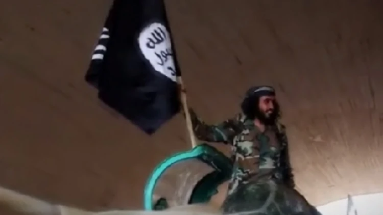 לוחם דאעש על מטוס מיג של צבא סוריה שנתפס בידי הארגון