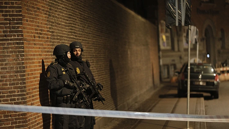 שוטרים זירת הירי סמוך לבית הכנסת בקופנהגן, דנמרק
