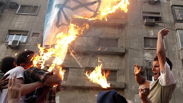 הפגנה אלימה מול שגרירות ישראל בקהיר