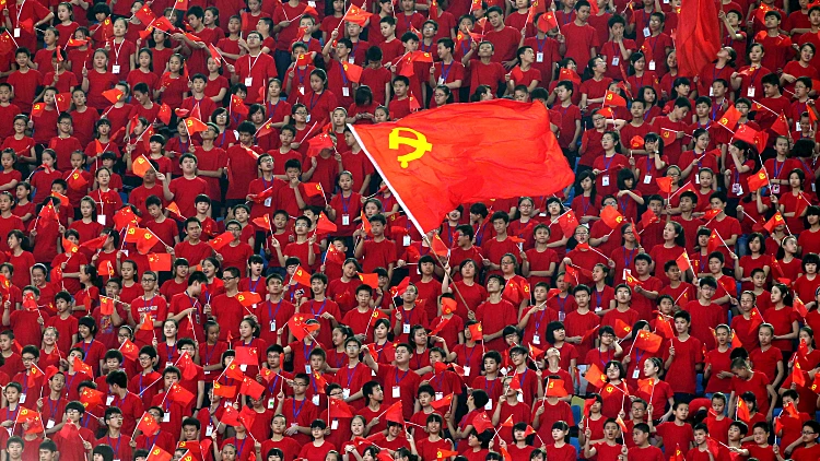 ילדים סינים מניפים את דגל המפלגה הקומוניסטית