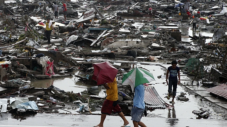 סופת הטייפון הייאן פוגעת בפיליפינים