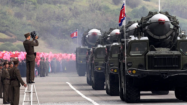 האם קוריאה הצפונית מתכננת למכור לאיראן פצצת אטום?