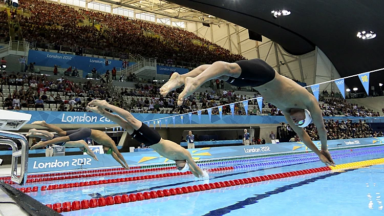 מושבים ריקים בבריכת השחייה באולימפיאדה
