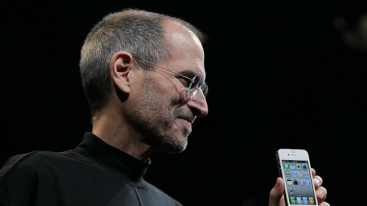סטיב ג'ובס מציג את האייפון הרביעי
