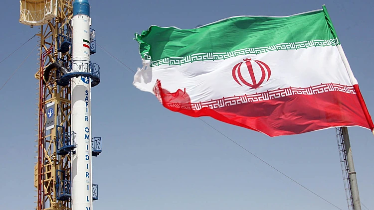 דגל איראן ליד כן שיגור של לויין איראני