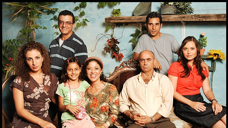 השחקנים מתוך הסדרה עבודה ערבית.עומדים מימין:מריאנו אידלמן,נורמן עיסא.יושבים מימין:מירה עווד, סלים דאו,סלוה נקרה,פאטימה יחיא וקלרה חורי