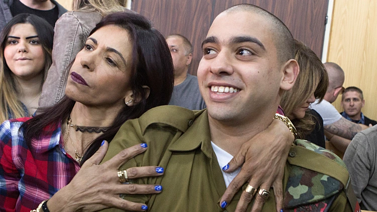 אלאור אזריה ואמו במהלך מתן גזר הדין במשפטו בבית הדין הצבאי בקריה