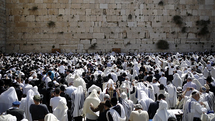 תפילה בפסח בכותל המערבי בירושלים