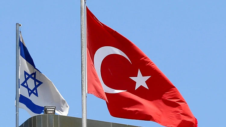 דגלי טורקיה וישראל מעל שגרירות טורקיה בתל אביב