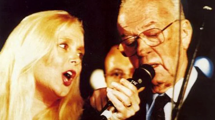 יצחק רבין שר עם מירי אלוני בעצרת לפני שנרצח