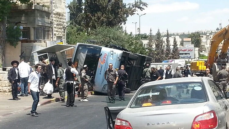 האוטובוס שהתהפך לאחר שטרקטור התנגש בו בפיגוע במרכז ירושלים